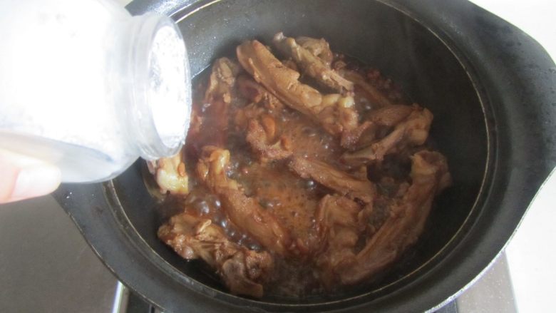 红烧鸭锁骨,大火收汁， 加入适量的盐调味，盛入盘中。