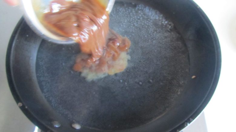 杭椒溜猪尖,烧锅开水， 倒入腌制好的猪肝进去；