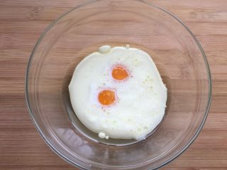 可可年轮蛋糕,容器中放入2个蛋黄、1g盐、120g牛奶和25g玉米油（也可以用淡味黄油）