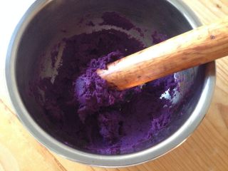 紫薯開花饅頭,將蒸熟的紫薯搗成泥