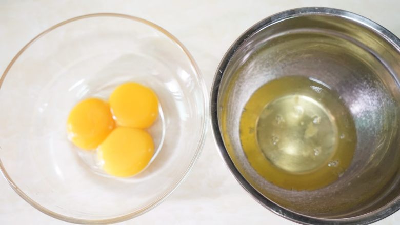 南瓜戚风蛋糕,分离蛋黄和蛋清，分别装在两个干净的无油无水的盆中