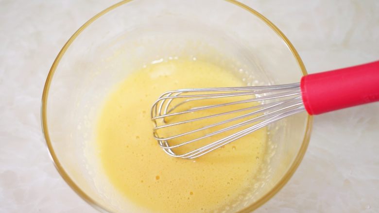 南瓜戚风蛋糕,用蛋抽搅拌至细砂糖融化，蛋黄液颜色微微变浅的状态