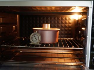 南瓜戚风蛋糕,提前将烤箱预热至140度，将模具放入烤箱中下层，以140度低温烘烤40分钟左右即可