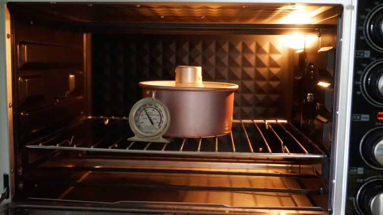 南瓜戚风蛋糕,提前将烤箱预热至140度，将模具放入烤箱中下层，以140度低温烘烤40分钟左右即可
