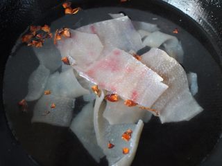 麻辣猪皮冻,将去除完油脂的猪皮重新冷水下锅。锅内加入适量的料酒和八角，煮10分钟即可