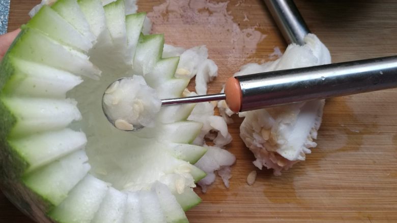 花生银耳冬瓜盅,砂锅坐火上，加入清水适量，煮开后放入银耳，小火慢煮50分钟，至银耳有了粘性，出现胶状。