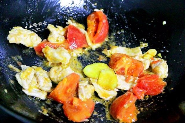 西红柿打卤面,放入切好的西红柿，加一小碗清水，中火煮三分钟。