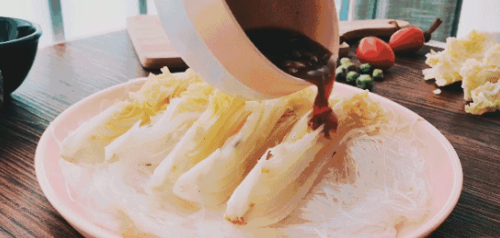 蒜蓉粉丝蒸娃娃菜,出锅之后就淋上蒜蓉酱
在表面撒上葱花就搞定啦！