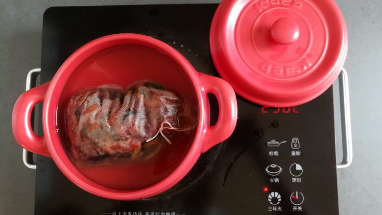 糖桂花酸梅汤,把泡好的汤水和食材全部放入砂锅里（不建议用铁锅或铝锅熬制）