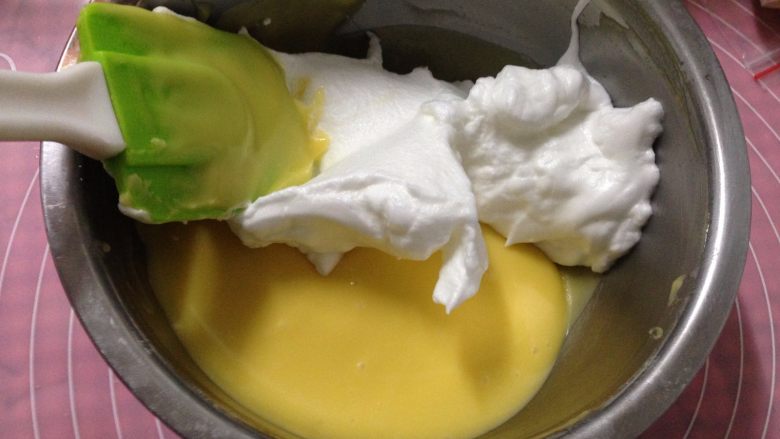 玉枕蛋糕,取三分之一打发好的蛋清加入到蛋黄糊中，稍稍搅拌均匀即可，以免消泡
