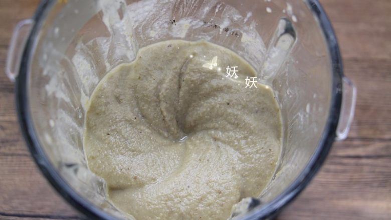 蔓越莓绿豆糕,选择冰沙功能快速搅打，破壁机搅打的十分细腻，所以无需再过筛，如果是普通搅拌机搅拌的，这一步需要用筛子过滤一遍，使绿豆泥变得细腻。
