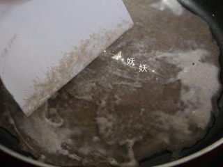 褐麦鸡蛋饼,倒入面粉糊，用刮板刮平，摊开。