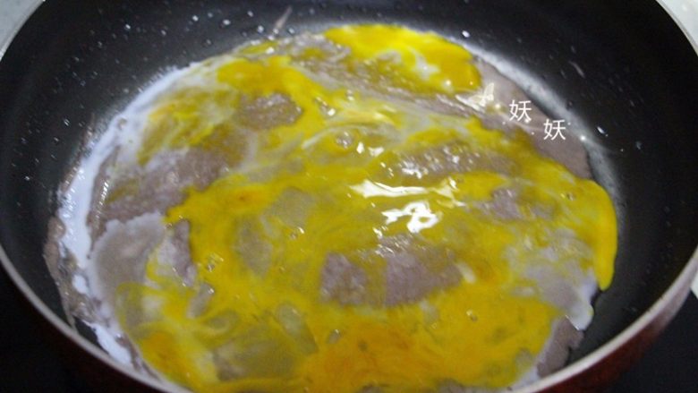 褐麦鸡蛋饼,待面糊即将完全凝固时，磕入一个整<a style='color:red;display:inline-block;' href='/shicai/ 9'>鸡蛋</a>，用刮板刮匀。
