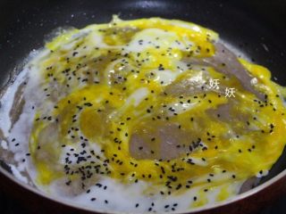 褐麦鸡蛋饼,待鸡蛋液快凝固时撒一层黑芝麻，翻面过来煎个十来秒。