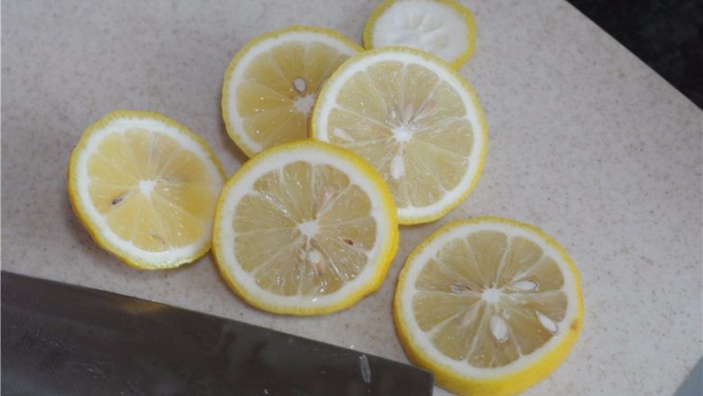 柠檬蜂蜜烤鱼排,切成片