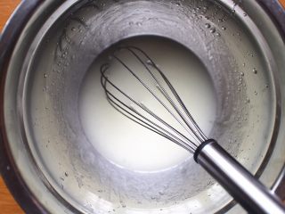 豆乳盒子蛋糕,我们先来做蛋糕胚的部分，将水和油先倒入盆子里，用蛋抽充分混合均匀