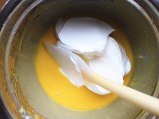 豆乳盒子蛋糕,先取一小部分蛋白霜与面糊混合，记得用翻拌的手法混合（烤箱预热145度）