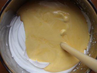豆乳盒子蛋糕,混合好后，倒入到剩余的蛋白霜盆子里，继续用翻拌手法混合均匀！