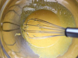 豆乳盒子蛋糕,豆浆制作期间，我们来做剩下的部分，将蛋黄和细砂糖用手动打蛋器混合均匀，搅打到蛋黄颜色变浅即可
