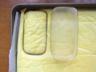 豆乳盒子蛋糕,烤好的蛋糕胚取出晾凉后，找一个装蛋糕的盒子，口朝下，印出自己所需要的蛋糕片大小来。当然也可以直接用刀切也行！