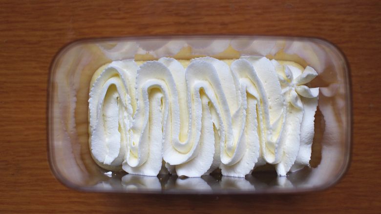 豆乳盒子蛋糕,接着在蛋糕片上挤上一层厚厚的奶油
