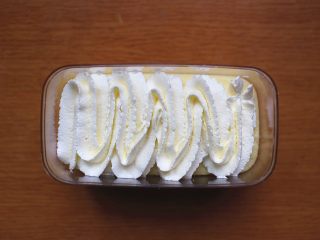 豆乳盒子蛋糕,在挤上一层厚厚的鲜奶油