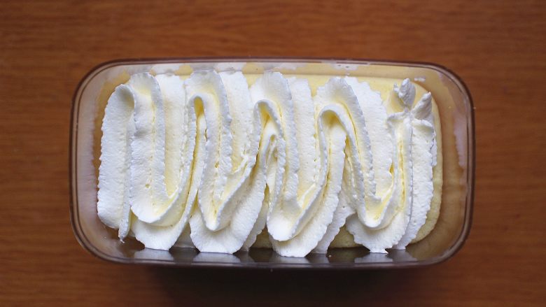 豆乳盒子蛋糕,在挤上一层厚厚的鲜奶油