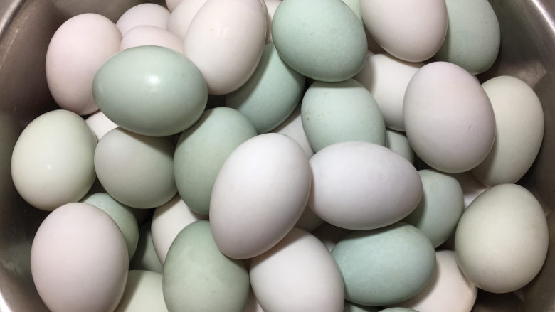 在家也能腌出流油的咸鸭蛋,晾上半个小时使鸭蛋表面更加干爽。