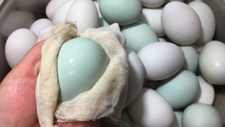 在家也能腌出流油的咸鸭蛋,然后用布或者纸巾擦去鸭蛋表面的水份。
