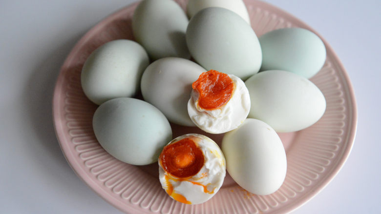 在家也能腌出流油的咸鸭蛋,因为用低纳盐腌制，所以不是很咸。