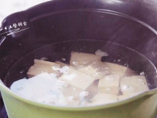 奶白鲫鱼豆腐汤,先烧一点热水，豆腐切成小方块，在热水中烫一分钟去除涩味，捞出备用。南豆腐北豆腐都可以。