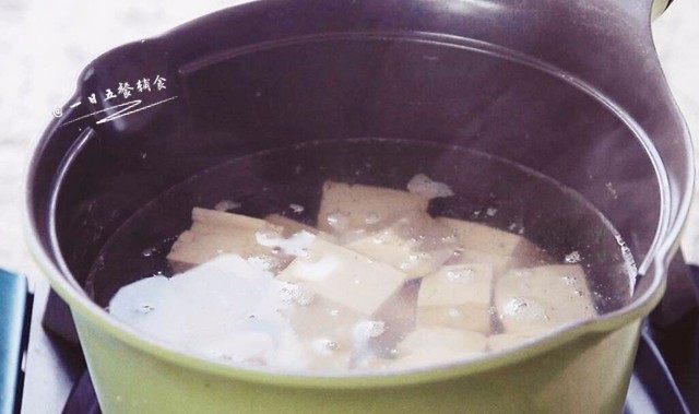 奶白鲫鱼豆腐汤,先烧一点热水，豆腐切成小方块，在热水中烫一分钟去除涩味，捞出备用。南豆腐北豆腐都可以。