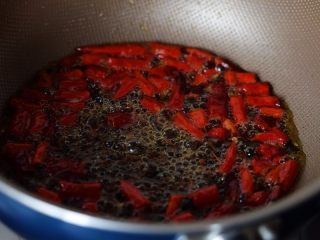 酱腌黄瓜,锅中加油，将花椒和干红辣椒小火煸香后关火放凉；