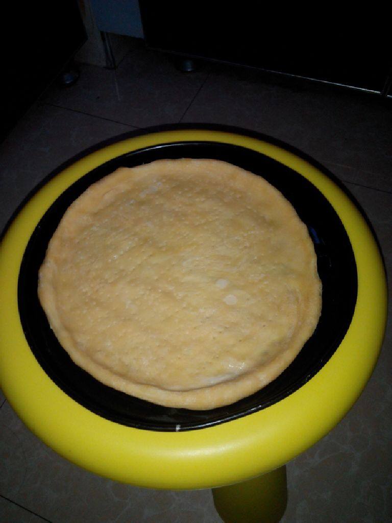 妈咪披萨,将烤盘上均匀涂上一层薄薄的食用油，面团摊平在烤盘上（边缘略厚），用叉子扎上小眼
