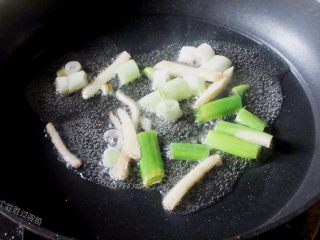 香菇鸡肉焗饭,不粘锅内倒油，放入葱姜爆香，然后扔掉