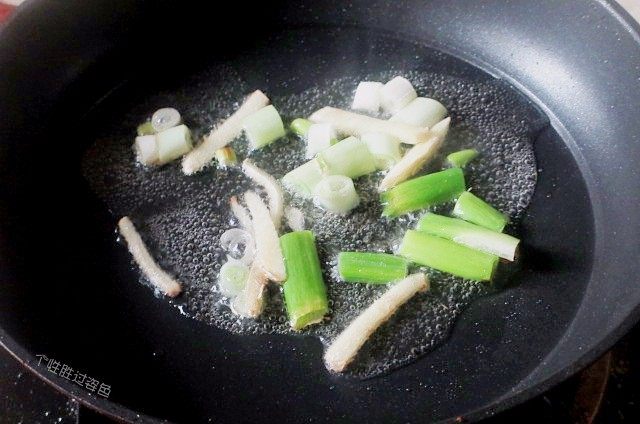 香菇鸡肉焗饭,不粘锅内倒油，放入葱姜爆香，然后扔掉