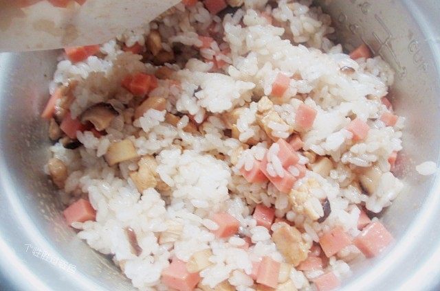 香菇鸡肉焗饭,将炒好的菜拌入米饭内