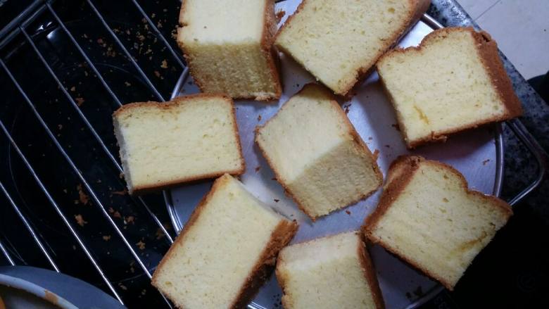 日式棉花蛋糕,烤完倒扣冷却脱膜切块。