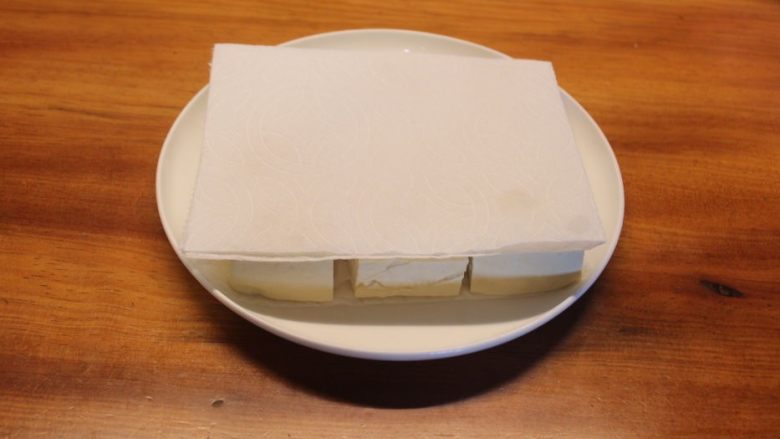  青酱烤豆腐,上面再摆上纸巾或毛巾。