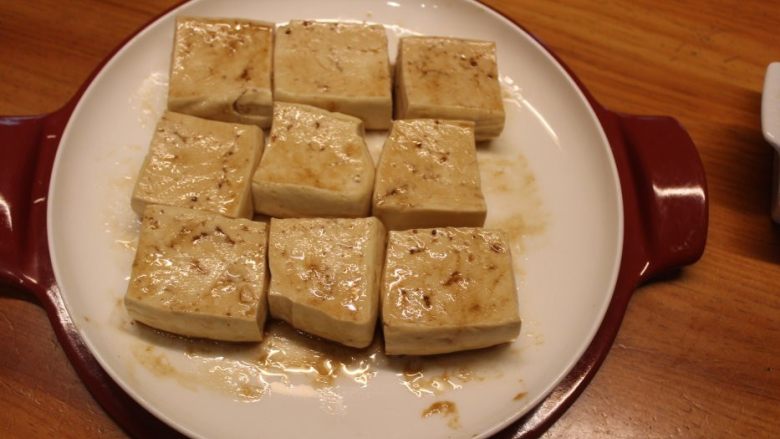  青酱烤豆腐,让每块豆腐都沾过酱汁。
