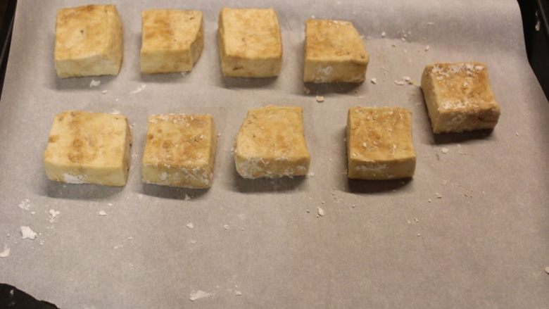  青酱烤豆腐,沾好后摆在烤盘上，等待5-10分钟让沾上的粉反潮。