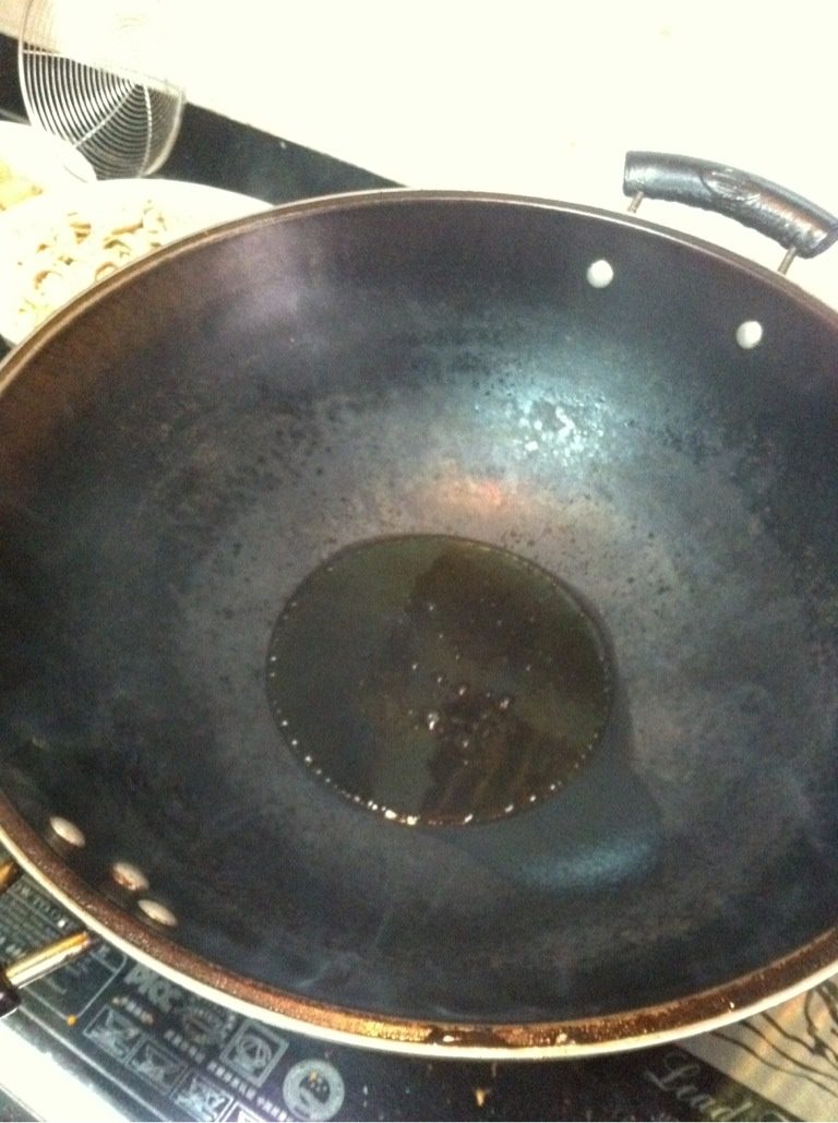 蒜香红油鸭肠,锅中放菜油，烧至八成热