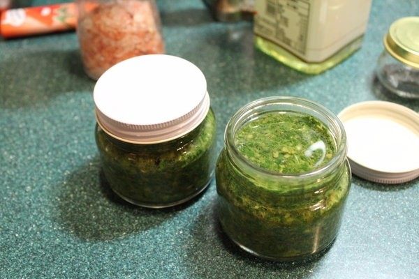 自己动手做青酱,上面倒上一层橄榄油后再封存，这样可以保存较久且较不会变色。 如果短期不用，放入冷冻冰存，更可以维持风味好几个月。