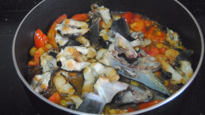 秘焖鲟龙鱼,倒入鲟龙鱼块，稍稍翻匀，盖上锅盖焖煮8分钟左右