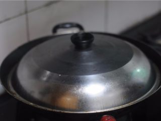 香辣盐水毛豆,盖上锅盖，大火煮开