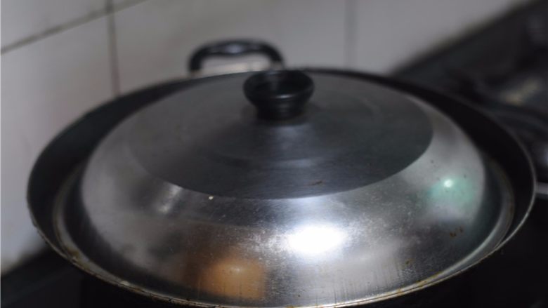香辣盐水毛豆,盖上锅盖，大火煮开