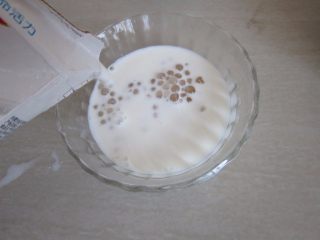 红豆西米露,沥干水份的西米放入碗中，倒入牛奶。