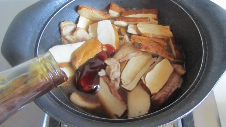 干子烧肉,再加入适量的蚝油进去翻炒， 加入少许水；