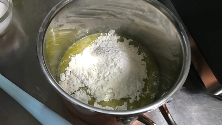 日式棉花肉松蛋糕卷,倒入低筋面粉后迅速搅拌