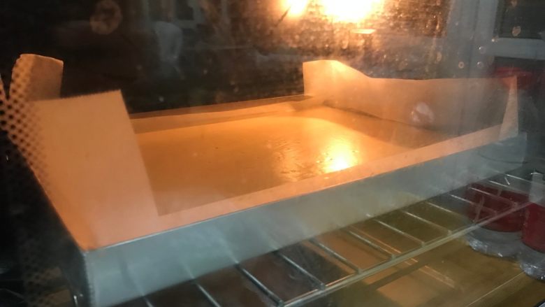 日式棉花肉松蛋糕卷,放入170度烤箱中，烤22分钟至表面上金黄色即可